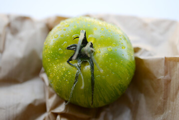 Tomate fraîche - gouttes d'eau sur le fruit