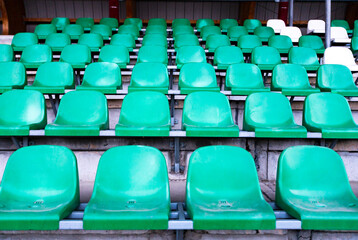 stadion sportowy widownia pusta zielone fotele na wprost - obrazy, fototapety, plakaty