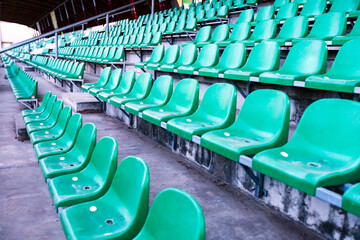 Fototapeta krzesła na stadionie sportowym w kolorze zielonym pod kątem obraz