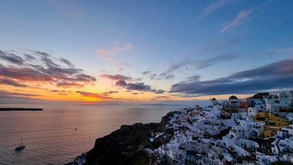Fototapeta na wymiar The view point out look sunset scene of the landmark view in Oia, Santorini. Image of famous village Oia located at one of Cyclades island of Santorini, South Aegean, Greece.