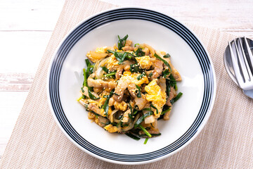 豚バラ肉のニラ玉炒め