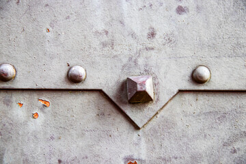 Rivets sur vieille porte de métal