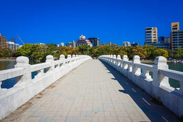 春の大濠公園　大きな池を渡る観月橋（福岡市中央区）