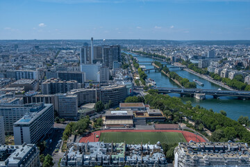 Vue sur un stade, la Seine et sur une partie de Paris, en île de France, depuis le haut de la tour...