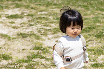 リュックサックを背負って散歩する赤ちゃん（1歳10か月、女の子、日本人）