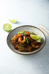 Wok noodles with shrimps and lime