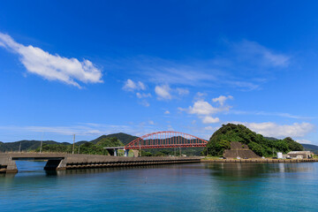 Fototapeta na wymiar 長崎県樺島から見た樺島大橋（アーチ橋）