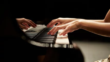 Wandcirkels plexiglas handen van een persoon die piano speelt © mnimage