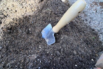 家庭菜園をスコップで耕して土作り