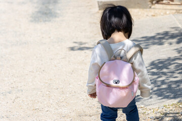 木陰で落ち込む赤ちゃん（1歳10か月、女の子、日本人）