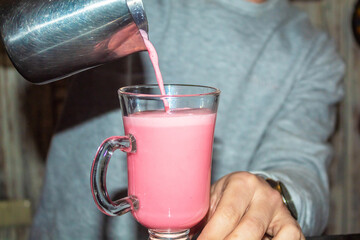 Add ingredients to a delicious drink. The work of a bartender