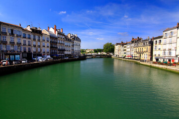 Fototapeta na wymiar La ville de Bayonne et la Nive