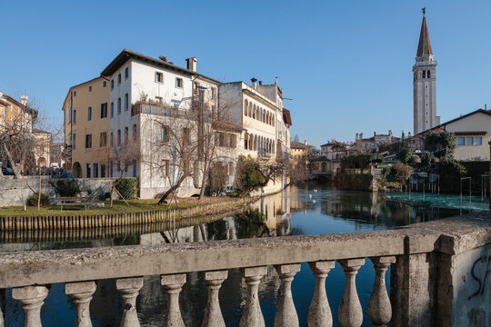Sacile, Pordenone. Scorcio con il fiume Livenza e il campanile del Duomo