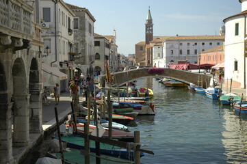 Chioggia, Venezia. Canal Vena con ponte e barche verso la Pescaria.