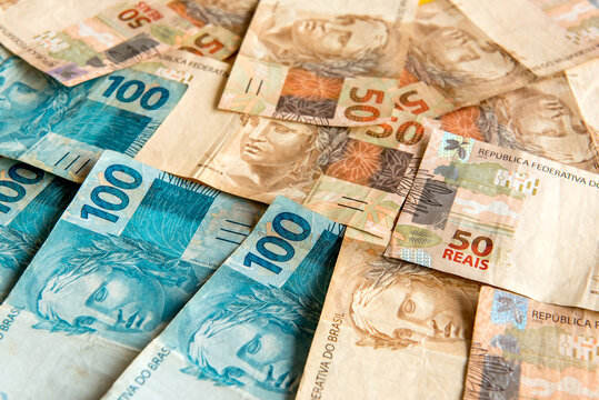 Brazilian money texture fund, Brazilian 50 Real notes and Brazilian 100 Real notes.