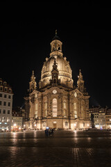 Fototapeta na wymiar View to the lighting church Frauenkirche by night in the city Dresden.