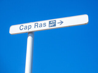 Fototapeta premium Panneau de signalisation, ciel bleu, Cap Ras, Llança, Costa Brava, Catalogne,, Espagne