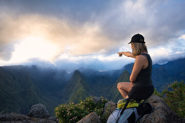 Obraz premium woman on the top of the mountain