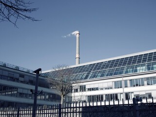 Bundeswirtschaftsministerium mit Industrieschornstein