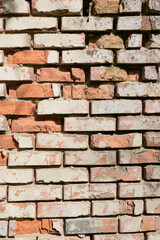 Obraz premium Old brick cracked wall with deep gaps between the blocks