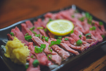日本沖縄県の離島宮古島の名物ヤギ刺し- やぎ生肉のお刺身