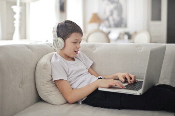 Naklejka premium child plays with the computer