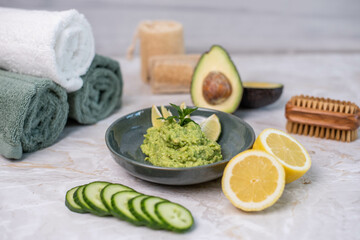 Pflegende Gesichtsmaske mit Avocado, Zitrone und Gurke, Nachhaltige Kosmetik hausgemacht mit Accessoires wie Schwamm, Bürste und Handtüchern