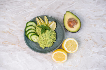 Gesichtsmaske mit Avocado, Limette, Gurke und Aloe Vera, Feuchtigkeitsspendende Gesichtsmaske, Nachhaltige Kosmetik selber machen