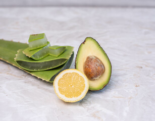 Halbe Avocado, Zitrone und geschittene frische Aloe Vera
