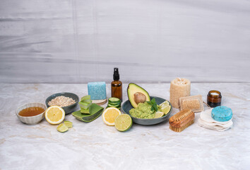 Nachhaltige Kosmetik mit natürlichen Zutaten, Avocado, Honig, Limette, Zitrone, Haferflocken,...