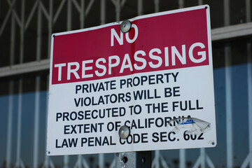No trespassing on private property sign - obrazy, fototapety, plakaty