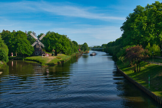Binnenschiff auf dem Dortmund-Ems-Kanal in Meppen/ H&ouml;ltingm&uuml;hle und Hasem&uuml;ndung in der Innestadt von Meppen