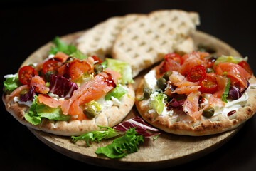 Salmon pita with vegetables and white cheese.