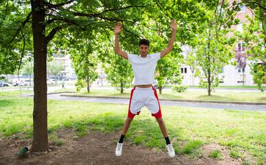 bellissimo ragazzo che fa sport al parco 