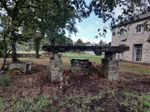 Antiguon soporte de un viejo h&oacute;rreo en Galicia