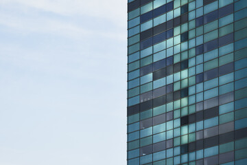 La luz ilumina parte de in edificio geométrico en la ciudad