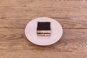 Tiramisu is a cold cake that is assembled in layers. There is no single production recipe, but variants based on a series of base ingredients that can be represented by different products.