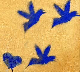 Blaue Friedenstauben und blaues Herz auf gelbem Untergrund