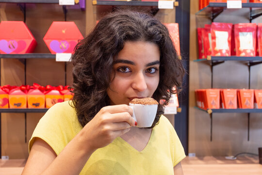 Mo&ccedil;a jovem saboreando um delicioso caf&eacute;