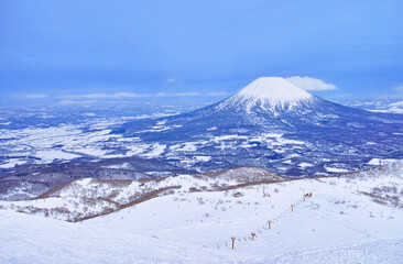 Fototapeta na wymiar 春スキーのニセコスキー場、ゲレンデ内から見える羊蹄山 