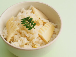 お茶碗に盛られたたけのこご飯