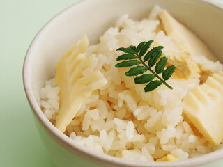 お茶碗に盛られたたけのこご飯