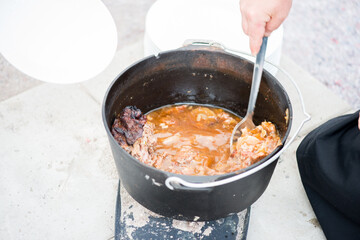 Herzhafter Genuss: Frisch gekochtes Fleisch im Topf”