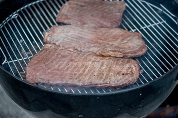 Perfektes Grillen: Saftiges Fleisch auf dem Rost