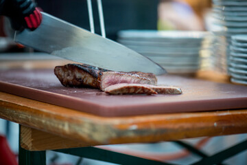Perfektion in Scheiben: Frisch geschnittenes, mariniertes Fleisch