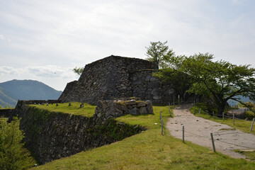 Fototapeta na wymiar 天空の城「竹田城址」、二の丸から見る天守台と本丸