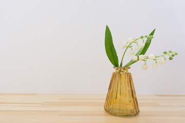 テーブルの上に飾られた花瓶と花