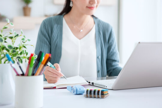 パソコンを操作する女性 の画像 50 8 件の Stock 写真 ベクターおよびビデオ Adobe Stock