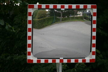 Verkehrsspiegel - Straßenspiegel - toter Winkel