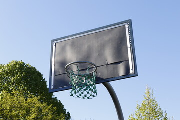 Basketballkorb unter blauem Himmel